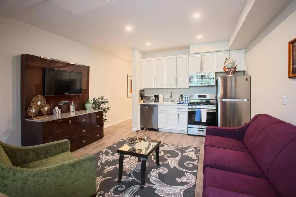 Image 3 of 1-Bedroom with Cali King Size Bed in San Diego