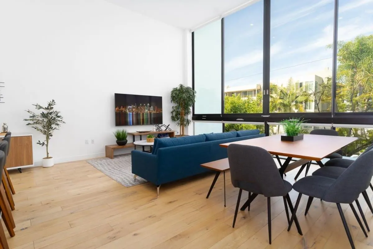 Image 3 of Bright and Trendy 2-story Bankers Hill Condo