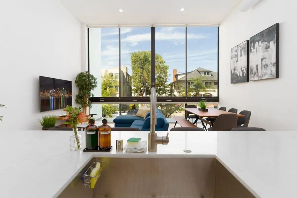 Image 4 of Bright and Trendy 2-story Bankers Hill Condo