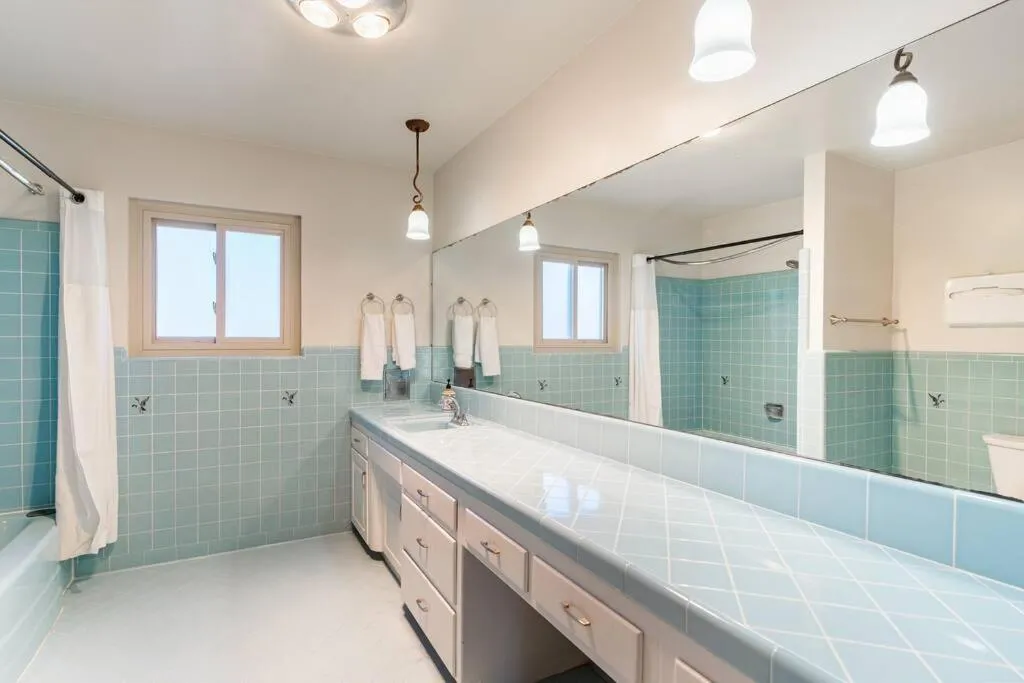 Image 2 of Casa Flora -2BR- FREE Parking in Little Italy!