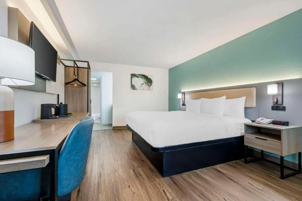 Image 1 of Comfort Inn Sea World Area