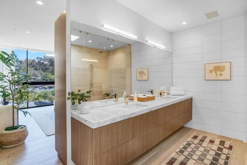 Image 2 of Experience Eco-Luxury at its Finest – Centrally Located Clea House in San Diego!