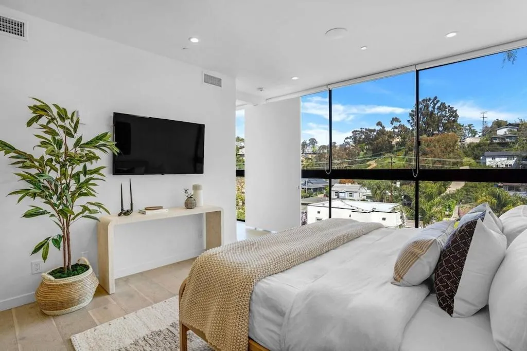 Image 4 of Experience Eco-Luxury at its Finest – Centrally Located Clea House in San Diego!