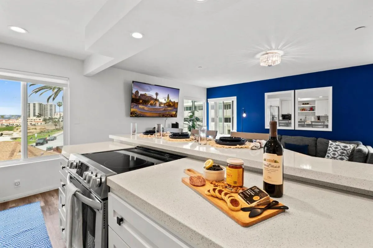 Image 3 of LaJolla by the Sea- OCEAN VIEWS Beachside