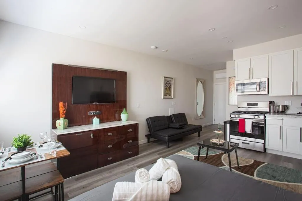 Image 3 of Lovely Studio w Full Kitchen in Heart of San Diego
