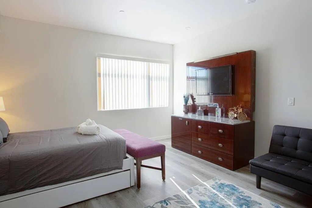 Image 4 of Luxurious Furnished Studio w Full Kitchen in SD