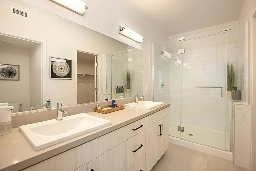 Image 2 of Luxury NEW Residence with Private Rooftop, Downtown in minutes