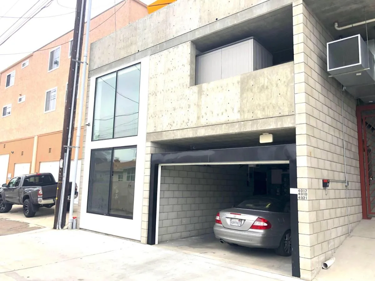 Image 2 of Modern 2 Bdrm w/Parking in the Heart of Hillcrest