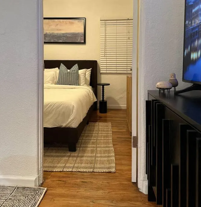 Image 4 of Modern Eclectic 1BR by Downtown, Airport & More