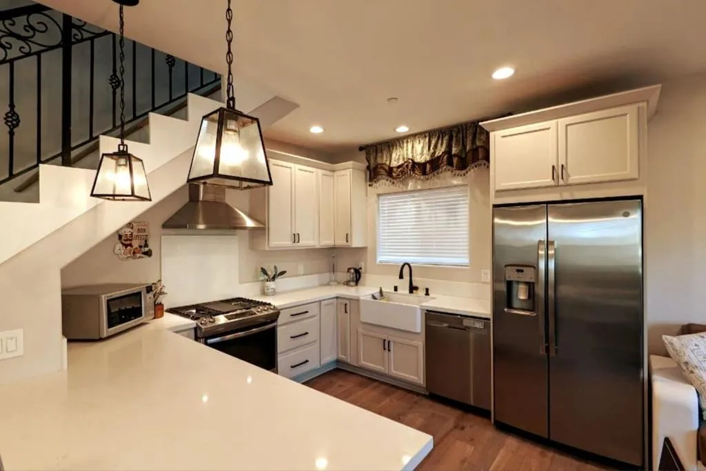 Image 2 of Modern comfort, prime location, 360 views, 4 BR entire house