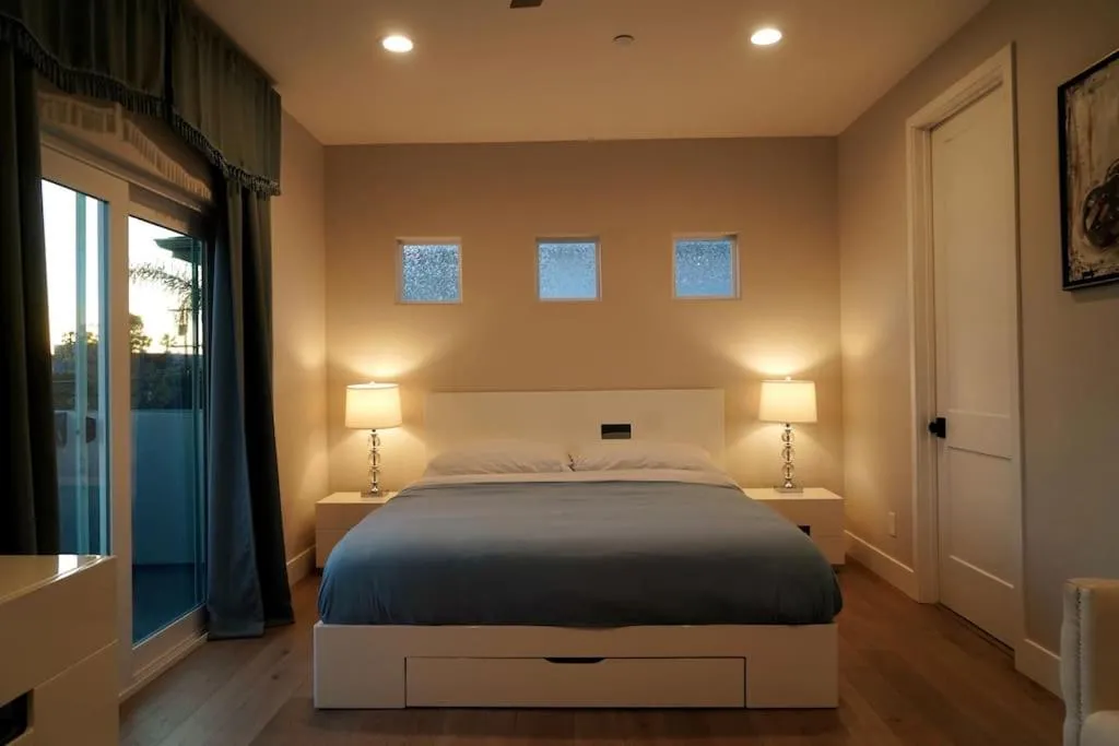 Image 4 of Modern comfort, prime location, 360 views, 4 BR entire house