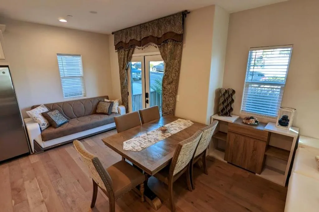 Image 5 of Modern comfort, prime location, 360 views, 4 BR entire house