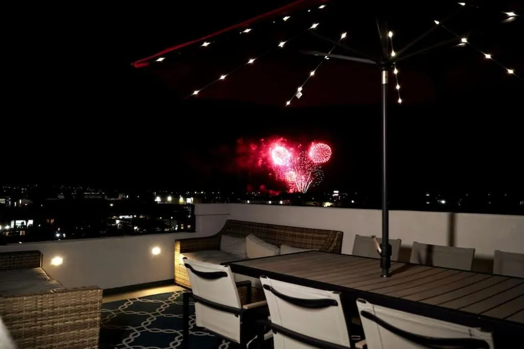 Image 6 of Modern comfort, prime location, 360 views, 4 BR entire house