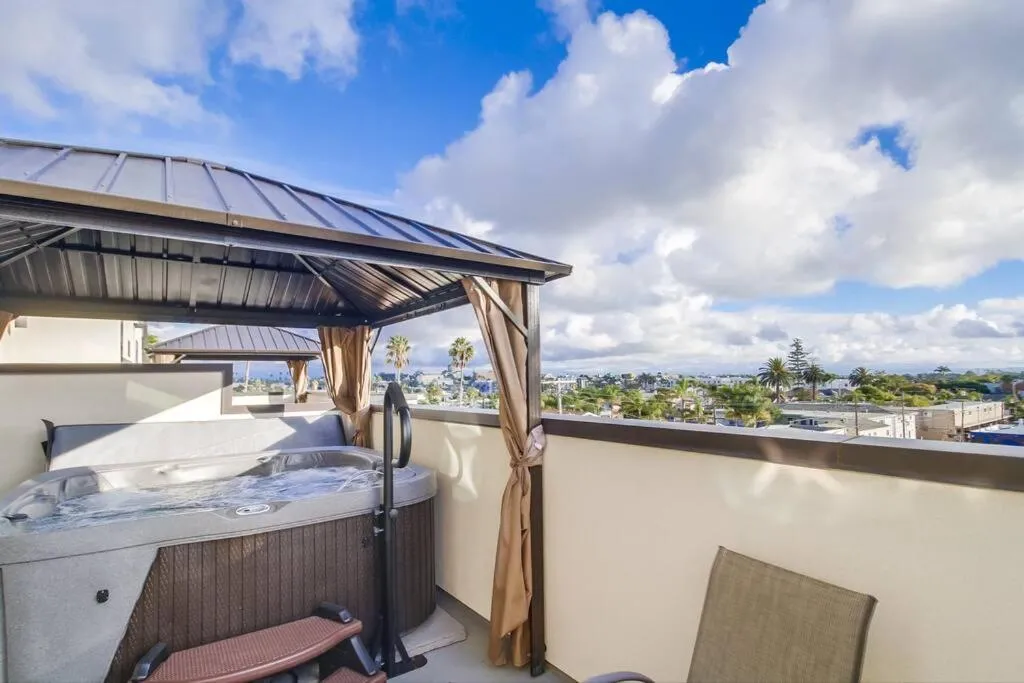 Image of Park Blvd Paradise 302 ADA compliant with a Spa