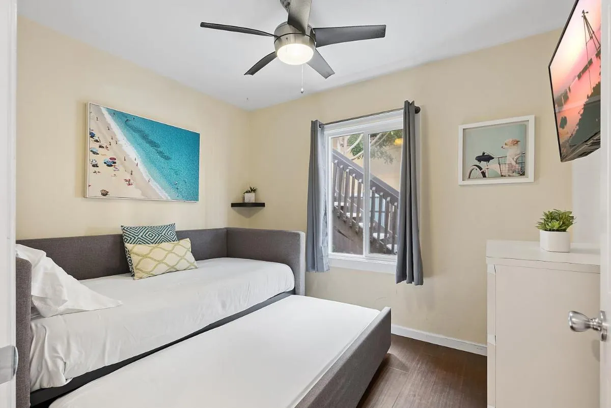 Image 1 of Riviera Bay View Dream – Private patio with bay view and parking
